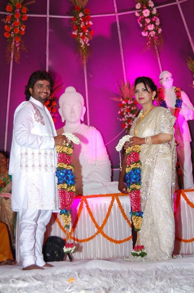 गायक आदर्श शिंदेंचा विवाहसोहळा