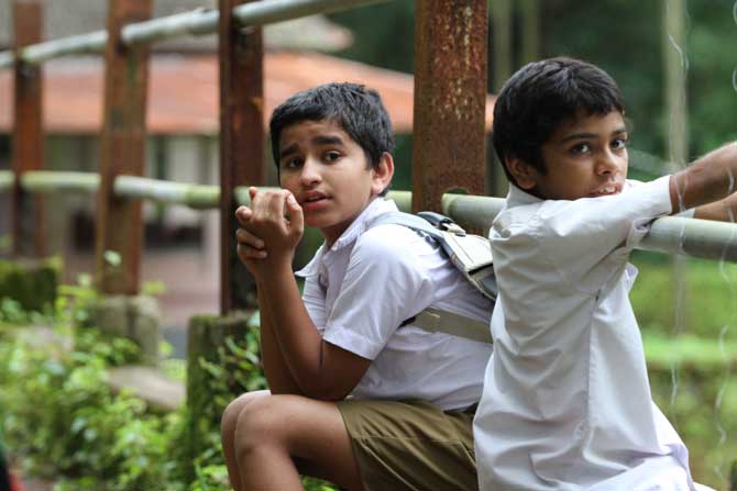 या मित्रांमुळे चिनूलाही त्याच्यातलाच एक वेगळा पैलू सापडतो. काही दिवसांतच एकमेकांचे चांगले मित्र बनलेल्या या पाचही जणांच्या आय़ुष्यात एक अशी घटना घडते जिथे चिनू या सर्वांपासून तुटुन एकटा पडतो आणि तिथूनच त्याचा स्वतःच्या शोधाचा प्रवास सुरू होतो.