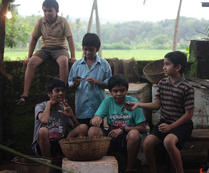 पुण्यासाऱख्या शहरातून कोकणात आलेल्या चिन्मयला नव्या वातवरणाशी जुळवुन घेणं अवघड जात असतानाच त्याच्या आयुष्यात त्याच्याय वर्गातील चार उनाड मित्र येतात.