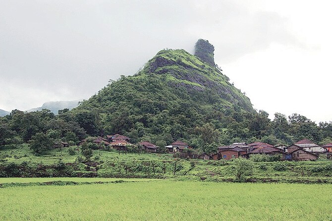 मुंबई आणि पुण्याहून एका दिवसात जाऊन येण्यासारखा हा किल्ला आहे. पुणे किंवा मुंबईहून शक्य तितक्या लवकर कर्जत स्थानक गाठायचे. तिथून पूर्व बाजूच्या एसटी स्टँडहून आंबिवलीसाठी एसटी पकडायची. नेरळहूनही कशेळे व कशेळेहून आंबिवलीसाठी एसटी मिळू शकते. आंबिवलीहून बऱ्यापकी मळलेली वाट गडाकडे निघते. झरे, धबधबे, पठार आणि सभोवताली नजरबंदी करणारा हिरवागार मुलुख बघत दीड-दोन तासांत गडावर पोहोचायचे. पुढे आजूबाजूचा समां आणि आपण! परतीच्या प्रवासात वेळ हाताशी असेल तर आंबिवली गावातल्या लेण्यांना भेट द्यायची. या भागात एसटीच्या वेळा पाळणे अधिक महत्त्वाचे आहे.
