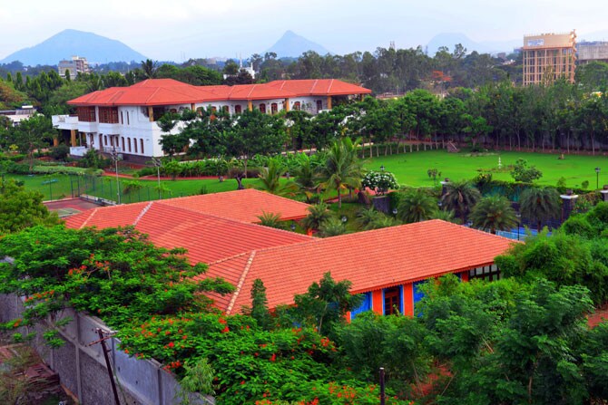 महात्मा फुले यांचे नाव घेत सामाजिक समतेचा लढा देणारे 'समाजसेवक', राष्ट्रवादी काँग्रेसचे बिनीचे नेते आणि राज्याचे माजी उपमुख्यमंत्री छगन भुजबळ यांच्याविरुद्धच्या चौकशीची चक्रे मंगळवारी अधिक वेगाने फिरू लागली. भुजबळ आणि कुटुंबियांच्या मुंबई, ठाणे, पुणे, नाशिक, लोणावळा येथील विविध मालमत्तांची लाचलुचपत प्रतिबंधक विभागाने झडती सुरू केली आणि एकेकाळी फूल बाजारात फुले विकणाऱ्या भुजबळ यांच्या कुटुंबाची राजकारणात शिरल्यानंतरची आश्चर्यचकित करणारी भरभराट महाराष्ट्रासमोर अधिकृतपणे उघड झाली.