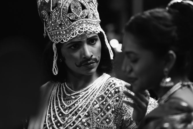 चार वेगवेगळ्या कविंच्या कविता निवडून त्यांच्या चार कथांचा 'बायोस्कोप' येथे साकारण्यात आला आहे.