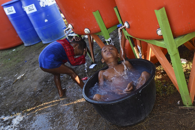 वडाळा येथील मुंबई पोर्ट ट्रस्ट परिसरातील 'बीपीसीएल'च्या रिफायनरीतील पेट्रोलच्या पाइपलाइनला शनिवारी सायंकाळी भीषण आग लागली. (छायाः प्रशांत नाडकर)