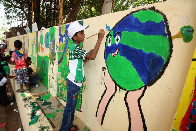 ५ जून रोजी साजऱया केल्या जाणाऱया जागतिक पर्यावरण दिनाच्या निमित्ताने या चिमुकल्या मंडळींनी मुंबईतील हिंदुजा रुग्णालय येथे नैसर्गिक रंगांनी भिंती रंगवून पर्यावरण दिनाची जनजागृती केली. (छाया- प्रशांत नाडकर)
