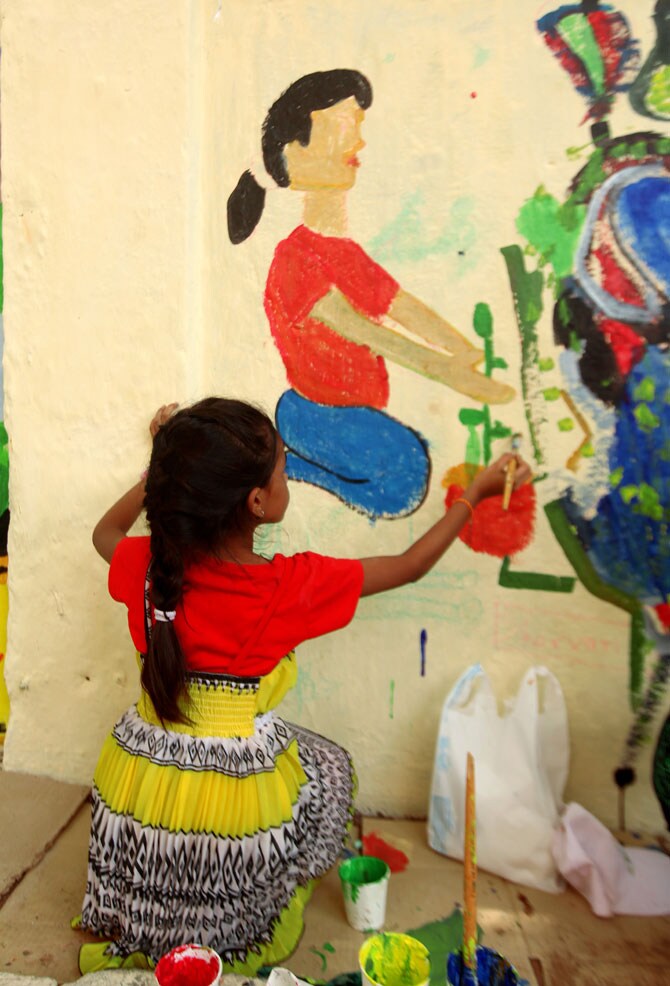 जागतिक पर्यावरण दिनाच्या निमित्ताने चिमुकल्या मंडळींची जनजागृती. (छाया- प्रशांत नाडकर)