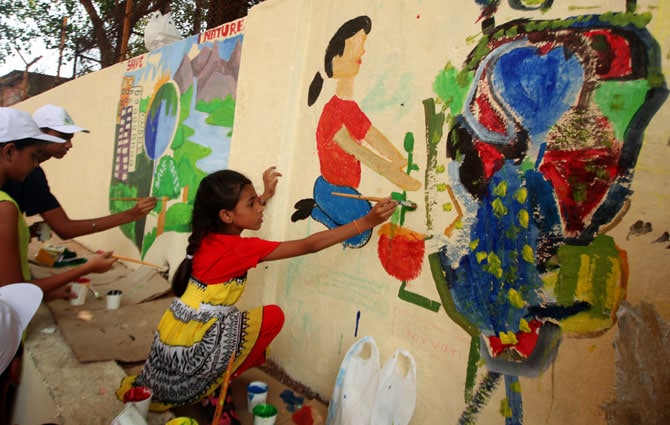 जागतिक पर्यावरण दिनाच्या निमित्ताने चिमुकल्या मंडळींची जनजागृती. (छाया- प्रशांत नाडकर)