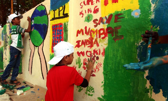 जागतिक पर्यावरण दिनाच्या निमित्ताने चिमुकल्या मंडळींची जनजागृती. (छाया- प्रशांत नाडकर)