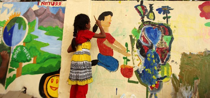 जागतिक पर्यावरण दिनाच्या निमित्ताने चिमुकल्या मंडळींची जनजागृती. (छाया- प्रशांत नाडकर)