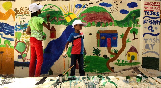 जागतिक पर्यावरण दिनाच्या निमित्ताने चिमुकल्या मंडळींची जनजागृती. (छाया- प्रशांत नाडकर)