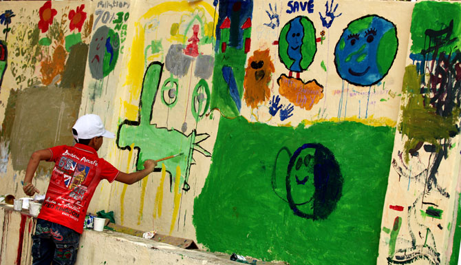 जागतिक पर्यावरण दिनाच्या निमित्ताने चिमुकल्या मंडळींची जनजागृती. (छाया- प्रशांत नाडकर)