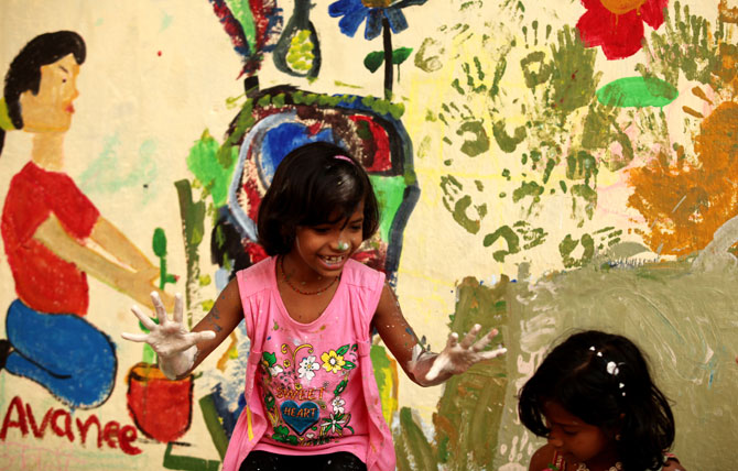 जागतिक पर्यावरण दिनाच्या निमित्ताने चिमुकल्या मंडळींची जनजागृती. (छाया- प्रशांत नाडकर)