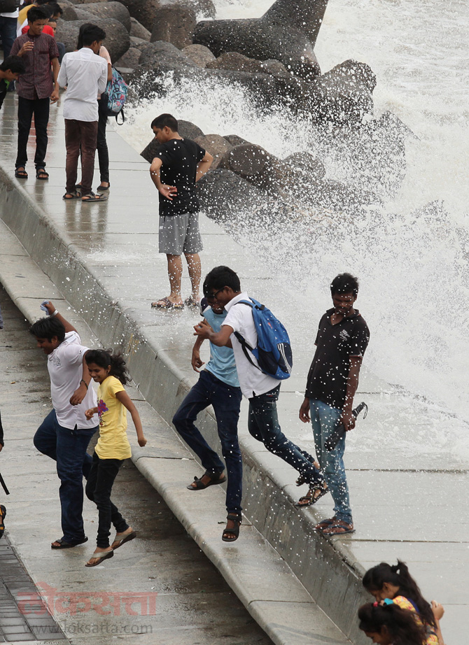 मुंबईत पावसाने बुधवारीही सुखद हजेरी लावली होती. या पावसाचा हौशी मुंबईकरांनी समुद्रकिनारी जाऊन आनंद लुटला. ( छाया- प्रशांत नाडकर)