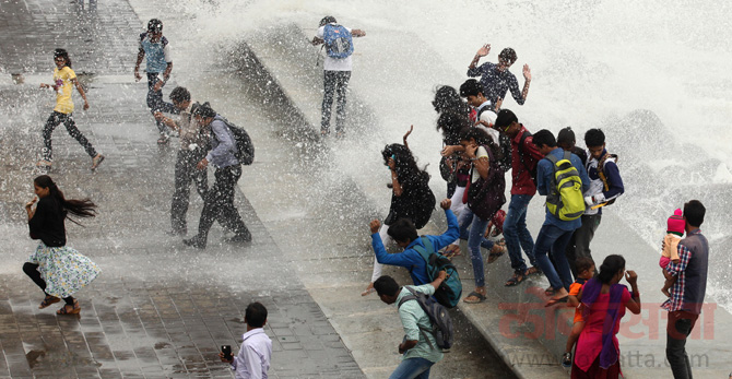 यावेळी समुद्रकिनाऱ्यावर मोठ्या लाटा उसळत असल्याने सगळ्यांच्याच आनंदाला उधाण आले होते. ( छाया- प्रशांत नाडकर)