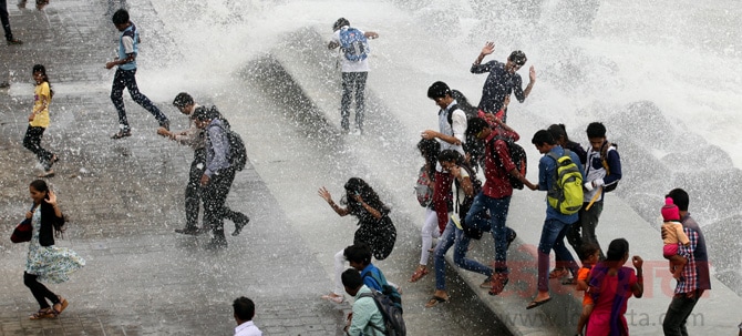 यावेळी तरूणांनी पावसाचा आणि समुद्राच्या उसळत्या लाटांचा असा दुहेरी आनंद लोटला. ( छाया- प्रशांत नाडकर)