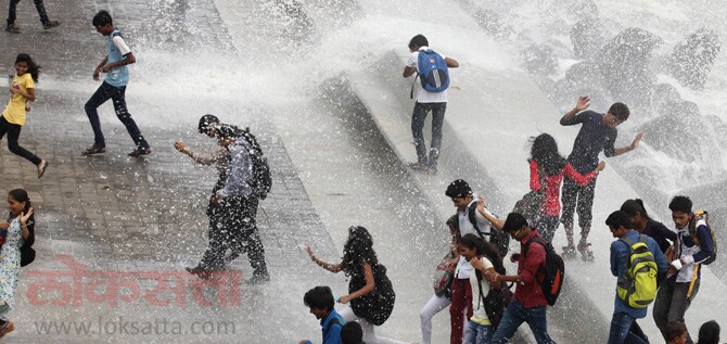 समुद्राच्या लाटा किनाऱ्यावर आदळल्यानंतर सर्वांनाच चिंब भिजवत होत्या. ( छाया- प्रशांत नाडकर)
