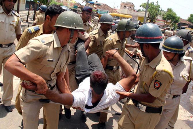 मुंबईच्या मरिनड्राईव्ह पोलीस ठाण्यातील कॉन्स्टेबल सध्या सायकलीवरून समुद्रकिनाऱ्यावर गस्त घालताना दिसत आहेत. मरिनड्राईव्ह, गेट वे ऑफ इंडिया, गिरगाव, वरळी सी फेस, शिवाजी पार्क, वांद्रे आणि जुहू येथील समुद्रकिनाऱ्यांवर गस्त घालण्यासाठी मुंबई पोलीस दलातर्फे ८ बीच बाईक आणि १६ स्ट्रीट बाईकची खरेदी करण्यात आली आहे. (छाया- वसंत प्रभू)