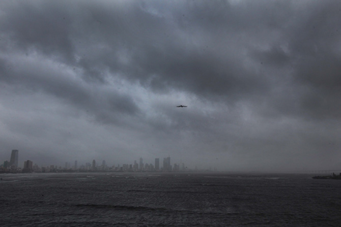 मुंबईच्या आकाशात मंगळवारी काळ्या ढगांनी अशाप्रकारे दाटी केली होती. (छाया- प्रदीप दास)