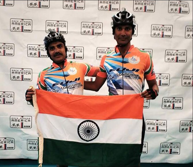 अमेरिकेतील अतिशय अवघड, धाडसी व प्रतिष्ठेची समजली जाणारी'रेस अॅक्रॉस अमेरिका' अर्थात रॅम ही सायकल स्पर्धा नाशिकच्या डॉ. हितेंद्र महाजन आणि डॉ. महेंद्र महाजन यांनी आठ दिवस १४ तासात पूर्ण करून हे अंतर पूर्ण करणारे पहिले भारतीय होण्याचा मान मिळविला.