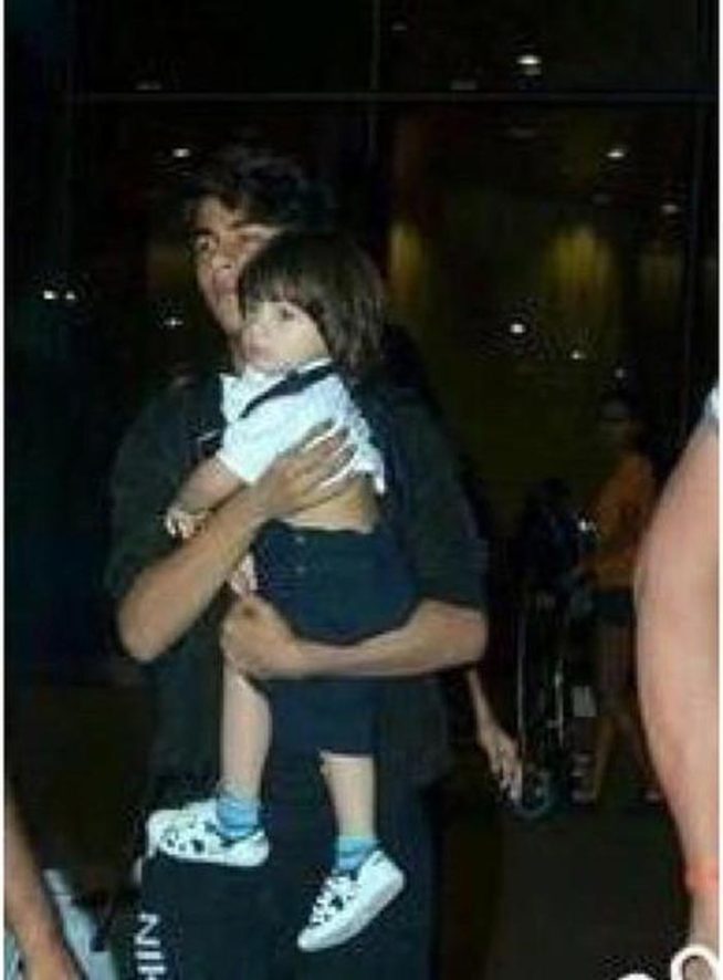 शाहरुख खानचा धाकटा मुलगा अबराम खान नेहमीच चर्चेत राहणारा स्टार किड आहे. शनिवारी अबराम त्याचा मोठा भाऊ आर्यनच्याकडेवर मुंबई विमानतळामधून बाहेर पडताना दिसला.