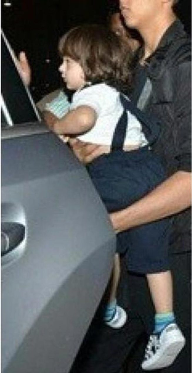 आर्यनच्या कडेवर छोटा अबराम