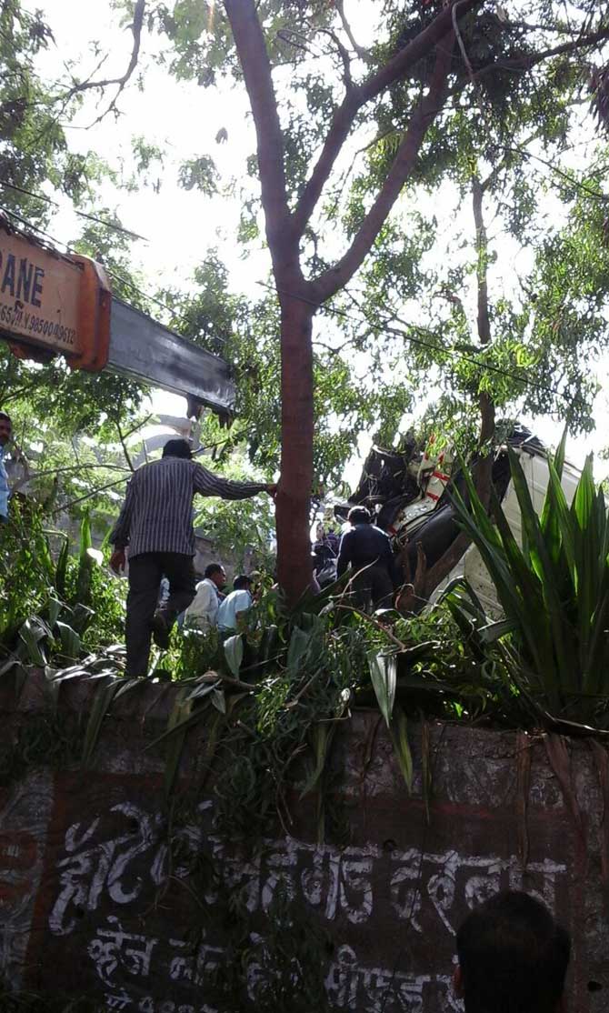 क्रेनच्या साह्याने बस बाजूला घेण्यात आली.