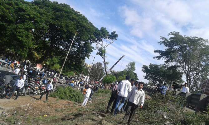 अपघातानंतर वडगाव पूल परिसरात वाहतूक कोंडी झाली होती. अनेक बघ्यांनी या ठिकाणी गर्दी केली होती.