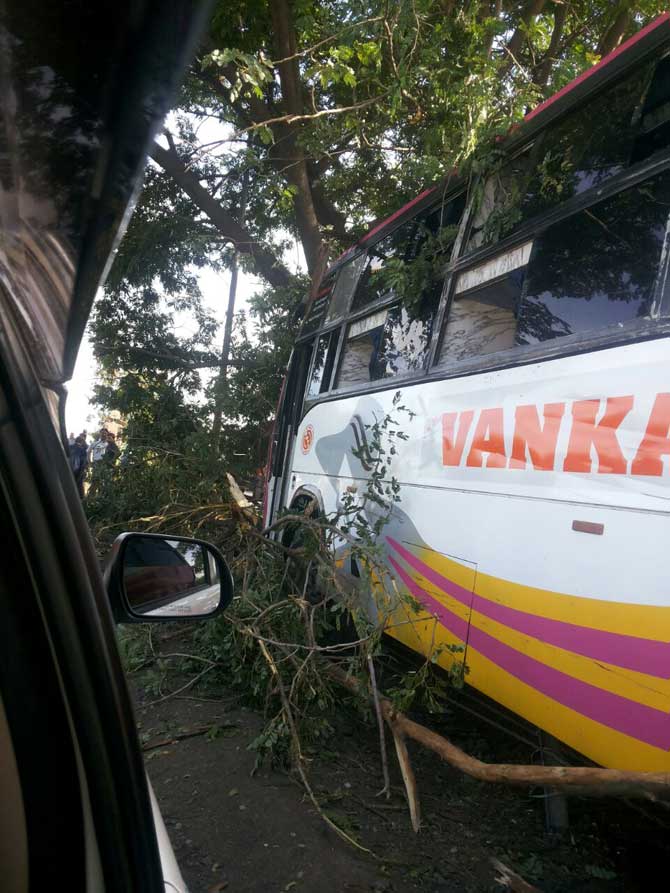 डंपरची धडक बसलेली प्रवासी बस.