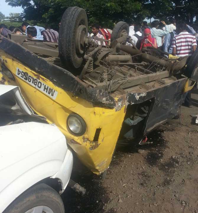 पुण्यातील कात्रज-देहूरोड बाह्यवळण मार्गावरील वडगाव पुलाजवळ भरधाव डंपरने गुरुवारी सकाळी दुचाकी, चारचाकी वाहने आणि खासगी प्रवासी बस यांना धडक दिल्यामुळे झालेल्या भीषण अपघातात सहा जण मृत्युमुखी पडले. या अपघातात सहा आसनी रिक्षा पलटी झाली.