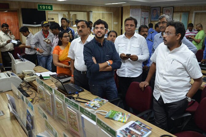 युवासेना प्रमुख आदित्य ठाकरे यांनी मुंबई महापालिकेच्या आपत्ती व्यवस्थापन कक्षाला भेट दिली. यावेळी भाजप नेते आशिष शेलार आणि शिक्षण मंत्री विनोद तावडे हेदेखिल उपस्थित होते.