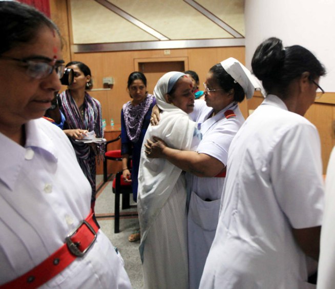 जन्मदिनानिमित्त केईएम कर्मचा-यांची अरुणाला श्रद्धांजली