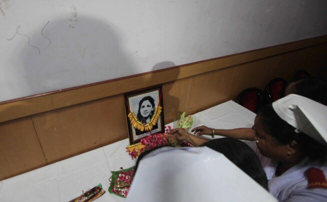 जन्मदिनानिमित्त केईएम कर्मचा-यांची अरुणाला श्रद्धांजली