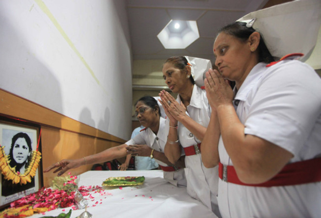 जन्मदिनानिमित्त केईएम कर्मचा-यांची अरुणाला श्रद्धांजली