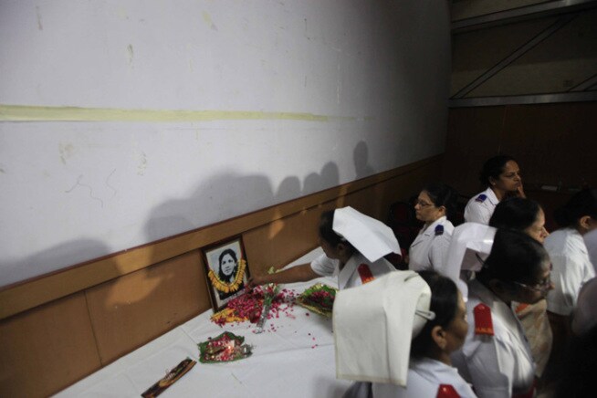 जन्मदिनानिमित्त केईएम कर्मचा-यांची अरुणाला श्रद्धांजली