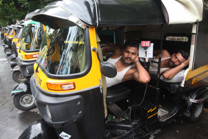 मुंबई ऑटोरिक्षा-टॅक्सीमेन्स या संघटनेने बुधवारी पुकारलेल्या रिक्षासंपामुळे मुंबईकरांची चांगलीच तारांबळ उडाली. मात्र, रिक्षाचालकांना यानिमित्ताने निवांतपणे आराम करण्याची संधी मिळाली.
