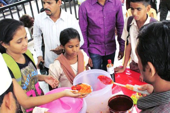 नेस्ले कंपनीच्या मॅगी या पाकीटबंद नूडल्समध्ये अजिनोमोटो आणि शिसे याचे प्रमाण अतिरिक्त आढळल्याने प्रशासनाने त्यावर बंदी घातली. मात्र सस्त्या-रस्त्यावर मिळणा-या चायनिज भेळच्या गाड्या आणि चायनिज पदार्थांचे स्टॉल येथील पदार्थांचे काय? हे पदार्थही शरीरासाठी धोकादायक आहेत, मात्र त्याकडे कुणाचेच लक्ष नाही. या गाड्यांवर माशा घोंगावत असतानाही अनेक लोक हे पदार्थ खाण्यासाठी गर्दी करत असल्याचं चित्र दिसत आहे. (छाया - गणेश जाधव)