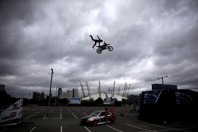 लंडनमध्ये झालेल्या नाईट ऑफ द जम्प या प्रमोशनल इव्हेंटमध्ये मोटारसायकलच्या साहसी कसरतींचा नजराणा पेश करताना ऑस्ट्रेलियाचा स्टीव्ह सोमरफेल्ड. (पीटीआय)