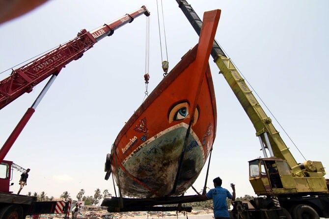 यंदा पावसाचे प्रमाण कमी असेल, असे भाकीत हवामान खात्याने वर्तवले आहे. मात्र, तरीही पाऊस पडून समुद्र खवळणार हा कोळीबांधवांचा आशावाद कायम आहे. (छाया : अमित चक्रवर्ती)