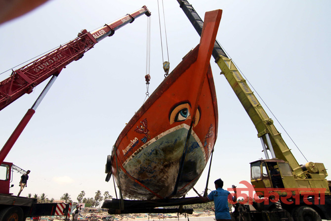 मान्सन येत्या काही दिवसांतच केरळच्या किनारपट्टीवर दाखल होणार असून लवकरच तो मुंबईच्या किना-यावरही पोहचेल. त्याची तयारी म्हणून कोळी बांधवांनी आपल्या बोटी समुद्रातून किना-यावर लावण्याची तयारी सुरू केली आहे. (छाया-अमित चक्रवर्ती)