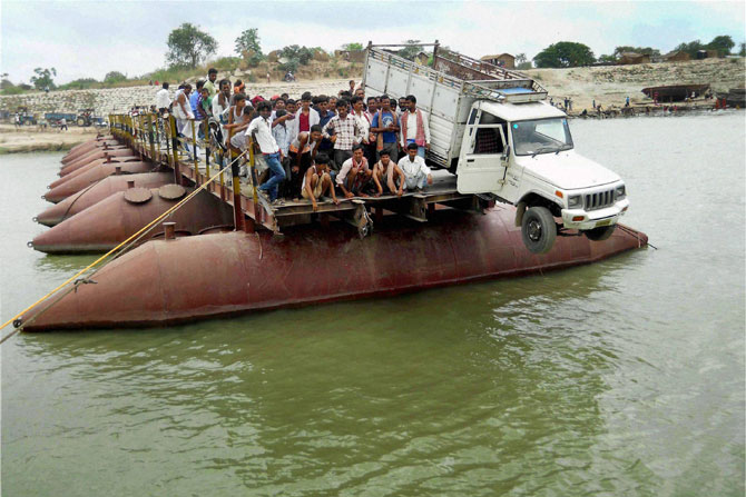 बिहारमधील दानापूर येथे पुरामुळे नदीवरील पुलाचा काही भाग अशाप्रकारे वाहून गेला आहे. (छाया- पीटीआय)