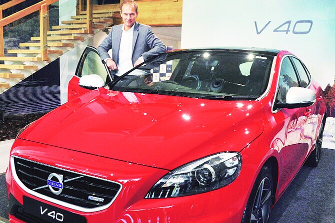 आलिशान हॅचबॅक श्रेणीतील व्हॉल्वोचे ‘व्ही ४०’ हे नवे रूप गुरुवारी हैदराबाद येथे कंपनीचे व्यवस्थापकीय संचालक टॉम वोन बॉनस्ड्रॉर्फ यांनी सादर केले. दोन प्रकारांत उपलब्ध या कारची किंमत २४.७५ ते २७.७० लाख रुपयांदरम्यान आहे. आलिशान महागडय़ा कारच्या क्षेत्रात व्हॉल्वो ही स्वीडिश कंपनी स्थिरावू पाहत असून, भारतात तिच्या पाच प्रकारच्या कार उपलब्ध आहेत.