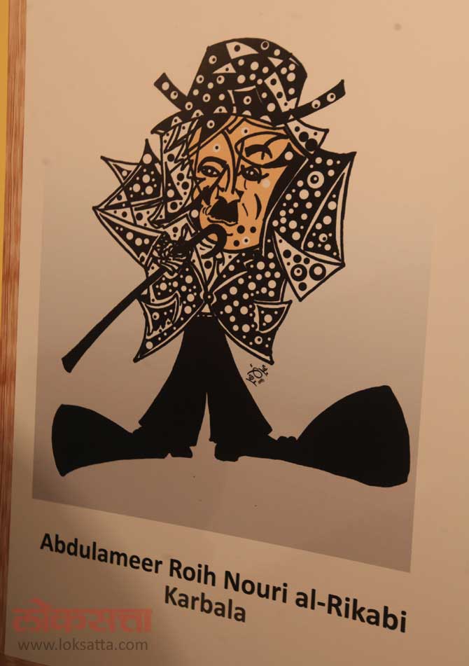 भारतासह जगभरातील विविध चित्रकारांनी आपल्या कुंचल्यातून चार्ली चॅप्लिनचे 'भाव'विश्व मुंबईत एका चित्रप्रदर्शनातून उलगडले आहे. (छाया- दिलीप कागडा)