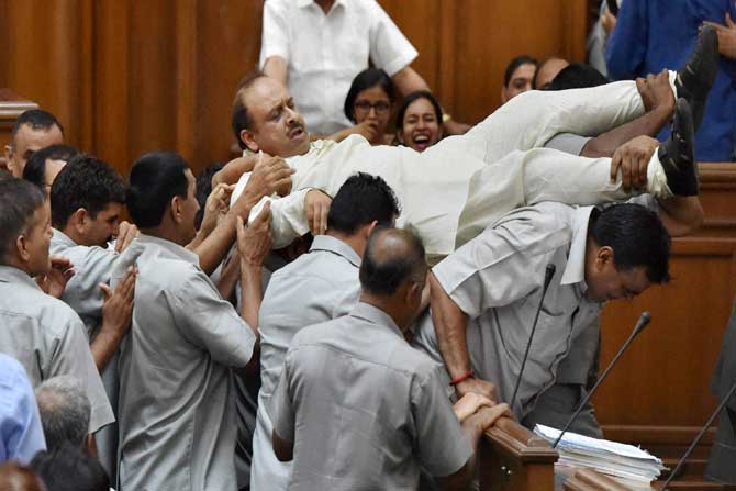 दिल्ली विधानसभेच्या पावसाळी अधिवेशनात गोंधळ घातल्याच्या कारणावरून भाजपचे आमदार विजेंदर गुप्ता यांना मार्शलच्या साह्याने सभागृहातून बाहेर काढण्यात आले. (पीटीआय)