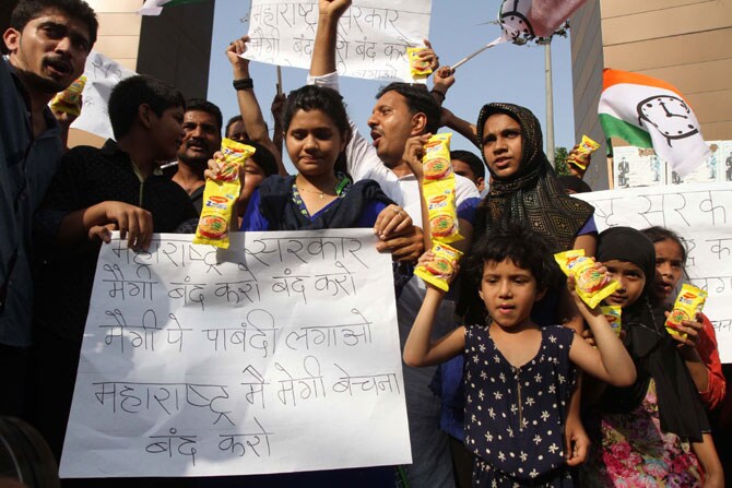 मॅगीच्या नमुन्यात हानिकारक पदार्थांचे अतिप्रमाण आढळल्याच्या पार्श्वभूमीवर मुंब्रा येथे नागरिकांनी मॅगची पाकीटे पायदळी तुडवून निषेध केला. (छाया- दीपक जोशी)