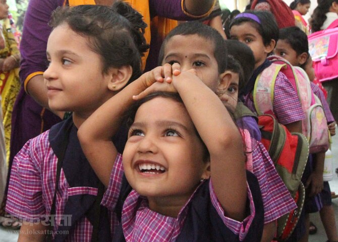 तर, काही चिमुकले नव्या अनुभवासाठी नेहमी हसतमुखाने सज्ज असलेली पाहायला मिळतात. (छाया- दिपक जोशी)