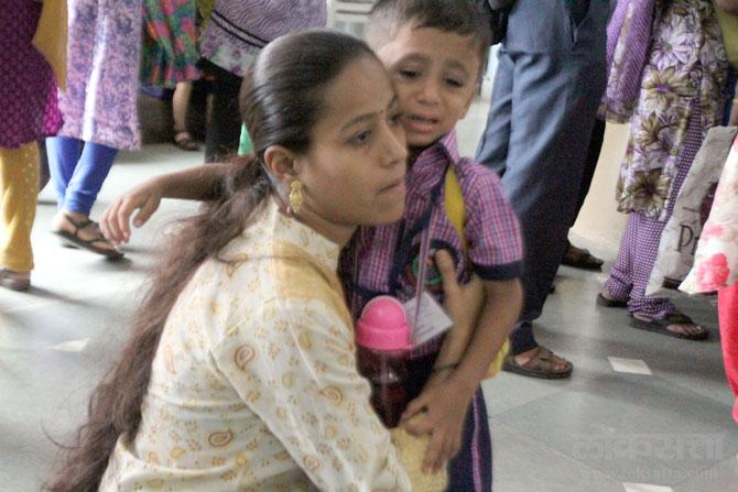 शाळेचा पहिला दिवस चैतन्यमय आणि उत्साहवर्धक झाल्यास शिक्षक आणि विद्यार्थ्यांना शिक्षण क्षेत्रातील गुणात्मक वाटचालीसाठी गती मिळते ही वस्तुस्थिती लक्षात घेऊन राज्यात प्रवेशोत्सवाचे आयोजन करण्यात आले होेते. (छाया- दिपक जोशी)