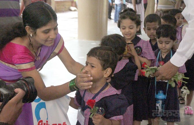 आपल्या चिमुकल्याचा शाळेतील पहिला दिवस असल्याने पालक देखील विद्यार्थ्यांना शाळेत सोडण्यासाठी आवर्जुन उपस्थित होते. (छाया- दिपक जोशी)