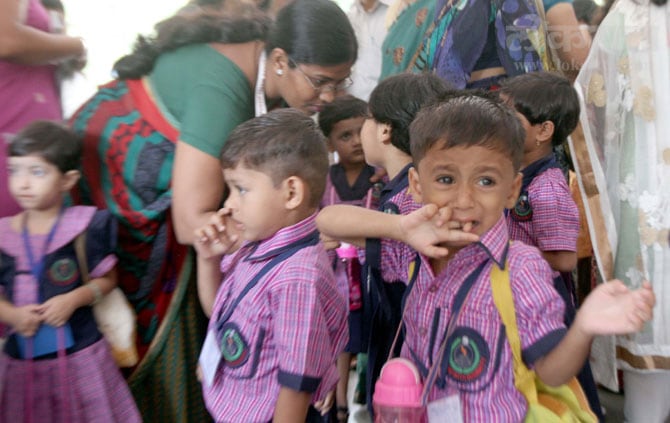 पहिलाच दिवस असल्याने शाळेतील वातावरणाशी जुळवून घेण्यास काहींना वेळ लागतो. पालक आपल्याला शाळेत सोडून गेल्याने आणि सुरूवातीला कोणाशी ओळख नसल्याने काही चिमुकल्यांना असे रडू कोसळते. (छाया- दिपीक जोशी)