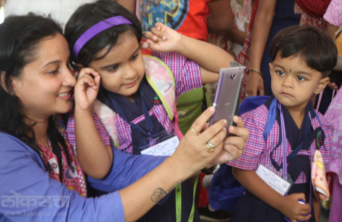 सेल्फीच्या क्रेझने सर्वांना वेड लावगले आहे. शाळेच्या पहिल्या दिवसाचा उत्साह आणि महत्त्व ओळखून शाळेत जाणाऱया आपल्या चिमुकलीसोबत तिच्या आईने सेल्फी टीपला. (छाया- दिपक जोशी)