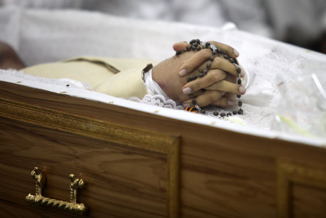 भारतातील सर्वश्रेष्ठ वास्तुरचनाकार म्हणून आंतरराष्ट्रीय स्तरावर नावाजले गेलेले ज्येष्ठ नगररचनातज्ज्ञ चार्ल्स कोरिया यांच्यावर गुरूवारी दादर येथील पोर्तुगीज चर्चजवळील दफनभूमीत अंत्यसंस्कार करण्यात आले. (छाया - प्रशांत नाडकर)