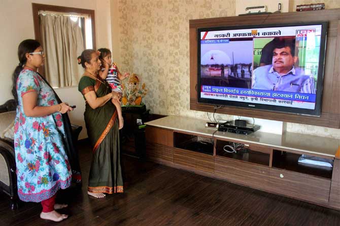 पश्चिम बंगालमध्ये हेलिकॉप्टर दुर्घटनेतून केंद्रीय भूपृष्ठ वाहतूक मंत्री नितीन गडकरी बचावले. या संबंधीचे वृत्त वाहिन्यांवर पाहताना त्यांची पत्नी कांचन गडकरी आणि इतर कुटुंबीय. (पीटीआय)